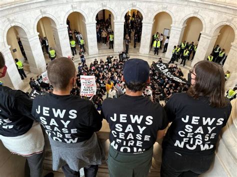 ABD’li Yahudiler kongre binasını bastı